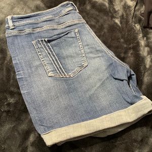 Denver Hayes Mia mid rise shorts 12